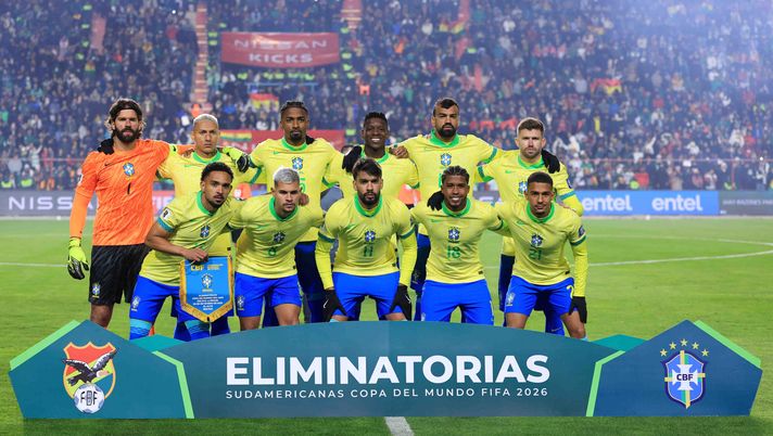 EL ALTO, BOLIVIA - SEPTEMBER 09: Players of Brazil pose for a team photo prior to the South American FIFA World Cup 2026 Qualifier match between Bolivia and Brazil at Estadio Municipal de El Alto on September 09, 2025 in El Alto, Bolivia. (Photo by Buda Mendes/Getty Images) Brasile ko in Bolivia, lo sfogo del presidente della CBF: “Ambiente e arbitraggio ostile” - immagine 1