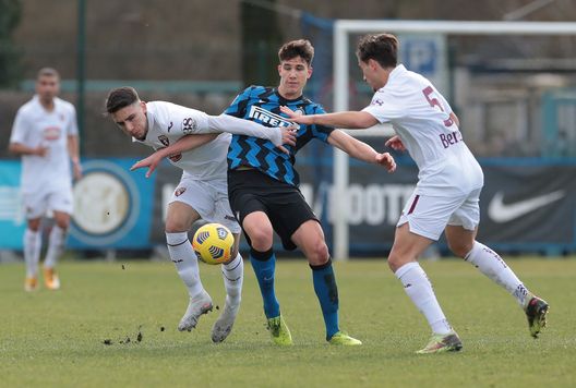 MILAN, ITALY - JANUARY 23: Cesare Casadei of FC Internazionale competes for the ball during the Primavera 1 TIM match between FC Internazionale U19 and Torino FC U19 at Suning Youth Development Centre in memory of Giacinto Facchetti on January 23, 2021 in Milan, Italy. (Photo by Emilio Andreoli - Inter/Inter via Getty Images) Torino Primavera, a Volpiano è sfida al Milan: alla ricerca di continuità - immagine 1