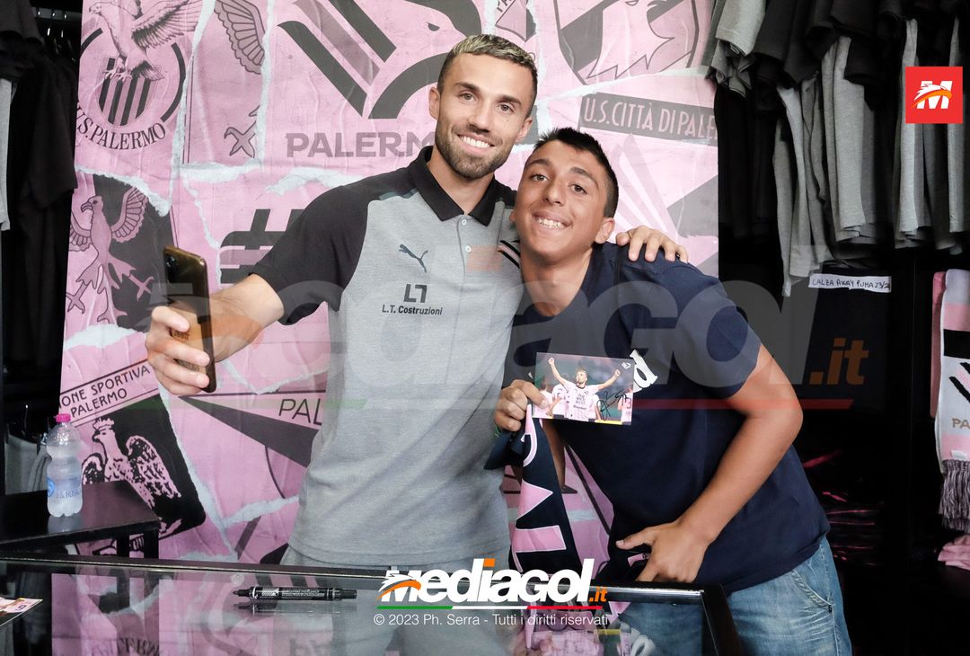 FOTO PALERMO: Federico Di Francesco scatta selfie con i tifosi allo store (GALLERY) - immagine 61
