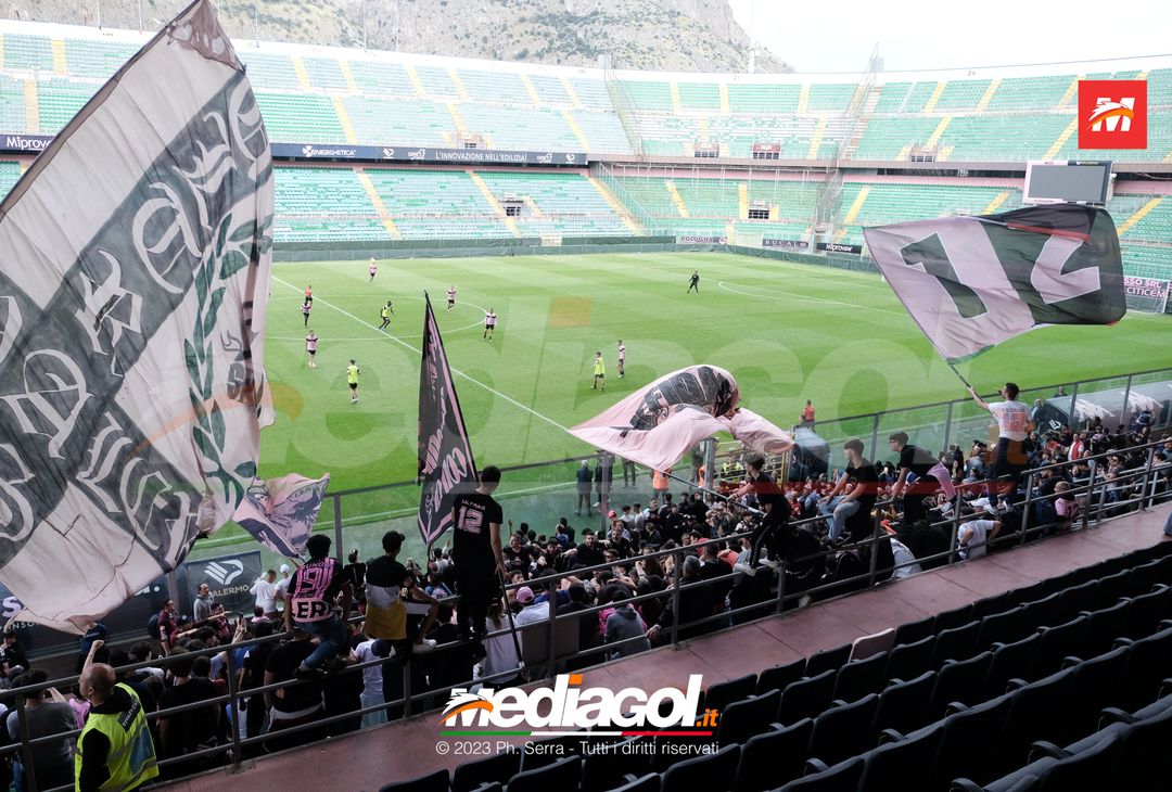 FOTO PALERMO, verso il Cagliari: la carica dei tifosi al “Barbera” (GALLERY) - immagine 11