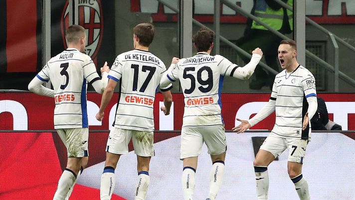 MILAN, ITALY - JANUARY 10: Teun Koopmeiners of Atalanta BC (R) celebrates scoring his team's first goal with teammates Emil Holm, Charles De Ketelaere and Aleksey Miranchuk during the Coppa Italia match between AC Milan and Atalanta BC on January 10, 2024 in Milan, Italy. (Photo by Marco Luzzani/Getty Images) Genoa Atalanta