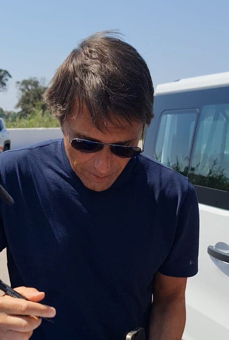GALLERY Conte lascia il centro sportivo: concessi autografi e foto ai tifosi - immagine 8
