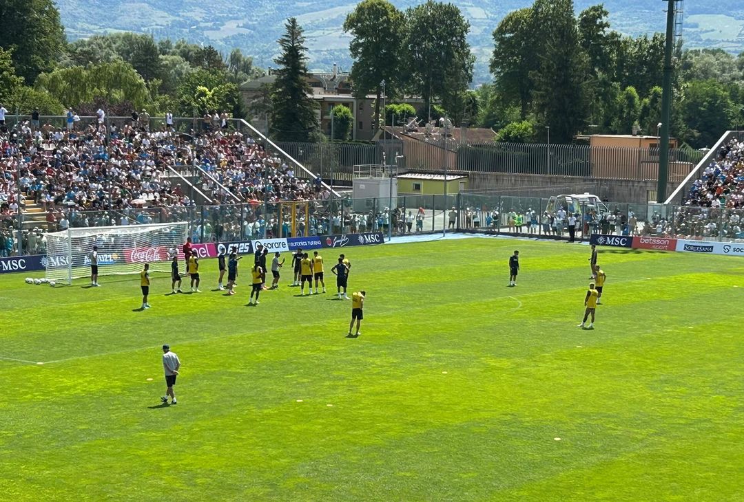 Gli azzurri provano punizioni e calci d'angolo