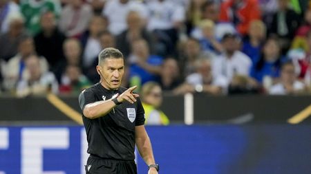 MOENCHENGLADBACH, GERMANY - JUNE 14: Referee Istvan Kovacs of Romania gestures during the UEFA Nations League League A Group 3 match between Germany and England at Borussia Park Stadium on June 14, 2022 in Moenchengladbach, Germany. (Photo by Alex Gottschalk/DeFodi Images via Getty Images) CRAIOVA IL VAR SCONFESSA L'ARBITRO