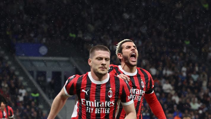MILAN, ITALY - APRIL 23:  Luka Jovic of AC Milan celebrates with team-mates after scoring the goal during the Coppa Italia Semi Final match between FC  Internazionale and AC Milan at Stadio Giuseppe Meazza on April 23, 2025 in Milan, Italy. (Photo by Claudio Villa/AC Milan via Getty Images)  Luka Jovic: un centravanti completo che merita il rinnovo del contratto - immagine 1