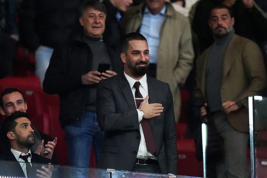 Arda Turan saluta i tifosi dell'Atletico Madrid prima del match contro il Barcelona dell'8 gennaio 2023 a Madrid (Foto di Angel Martinez/Getty Images) Arda Turan è il nuovo allenatore dello Shakhtar Donetsk- immagine 3