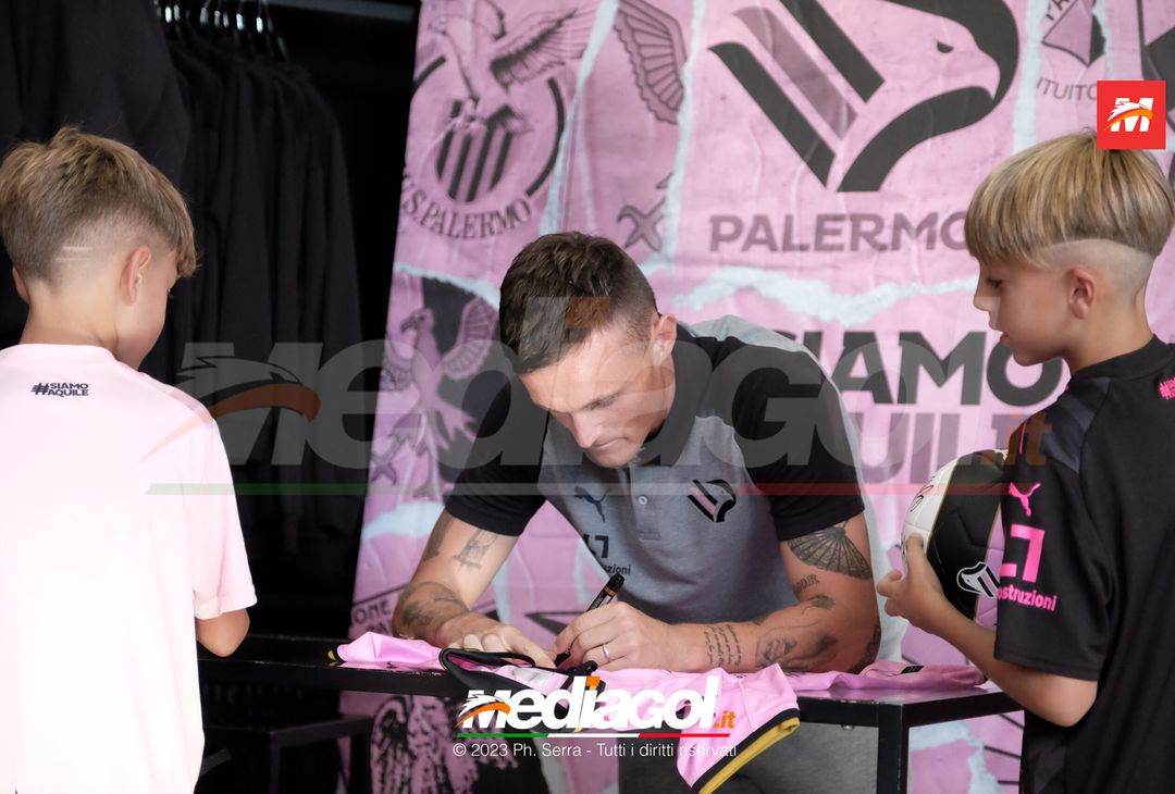 FOTO PALERMO: Liam Henderson incontra i tifosi allo Store Ufficiale (GALLERY) - immagine 21
