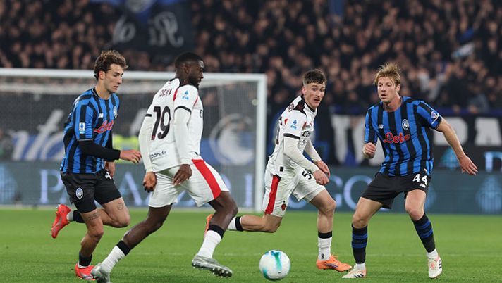 BERGAMO, ITALY - OCTOBER 28:  Alexis Saelemaekers and Youssouf Fofana of AC Milan in action during the Serie A match between Atalanta BC and AC Milan at Gewiss Stadium on October 28, 2025 in Bergamo, Italy. (Photo by Claudio Villa/AC Milan via Getty Images)  Atalanta stanca, Milan senza punte