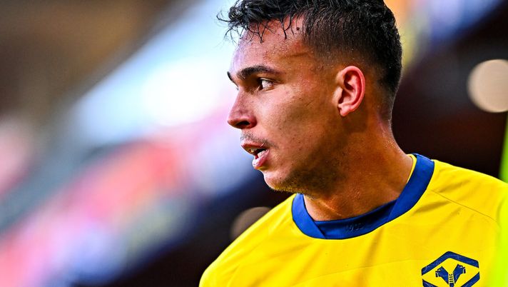 GENOA, ITALY - NOVEMBER 29: Santana Giovane of Hellas Verona looks on during the Serie A match between Genoa CFC and Hellas Verona FC at Luigi Ferraris Stadium on November 29, 2025 in Genoa, Italy. (Photo by Simone Arveda/Getty Images) Giovane, quell’affare non fatto e da non rimpiangere: il retroscena - immagine 1