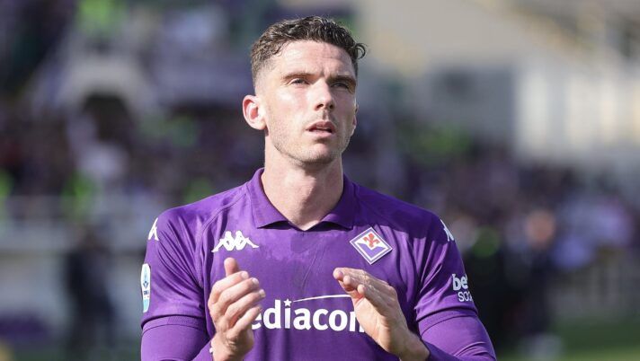 FLORENCE, ITALY - APRIL 27: Robin Gosens of ACF Fiorentina greets the fans after during the Serie A match between Fiorentina and Empoli at Stadio Artemio Franchi on April 27, 2025 in Florence, Italy. (Photo by Gabriele Maltinti/Getty Images) Roma-Fiorentina, le formazioni ufficiali: sorprese Ndour e Zaniolo! Gosens, Paredes e Saelemaekers… - immagine 1