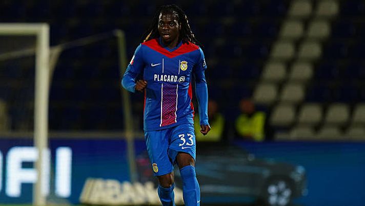 ALVERCA, PORTUGAL - MAY 10: Bastien Meupiyou of FC Alverca in action during the Liga Portugal Betclic match between FC Alverca and GD Estoril Praia at Estadio FC Alverca on May 10, 2026 in Alverca, Portugal. (Photo by Gualter Fatia/Getty Images) Dalla Francia – Nome nuovo per la difesa del Napoli: piace Meupiyou dell’Alverca - immagine 1