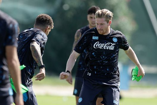 De Bruyne del Napoli partecipa a una sessione di allenamento alla vigilia della partita di calcio della UEFA Champions League tra Manchester City e SSC Napoli presso l'SSC Napoli Training Center di Castelvolturno, Italia, il 17 settembre 2025