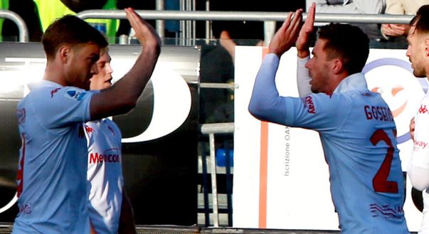 CAGLIARI, ITALY - APRIL 23: Robin Gosens of Fiorentina celebrates his goal 1-1 during the Serie A match between Cagliari and Fiorentina at Sardegna Arena on April 23, 2025 in Cagliari, Italy. (Photo by Enrico Locci/Getty Images) È Gosens il vero vice Kean: segna lui quando non c’è. E i suoi gol pesano di più- immagine 2