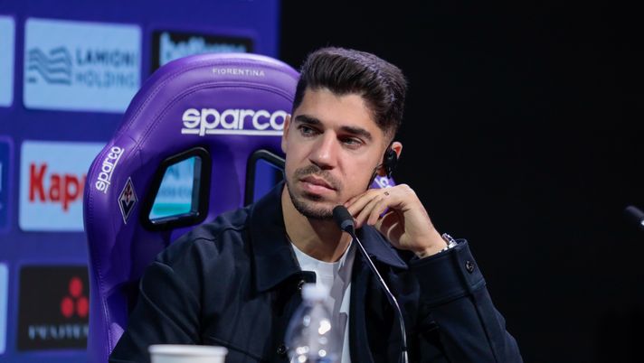 GERMOGLI PH: 15 GENNAIO 2026 BAGNO A RIPOLI VIOLA PARK PRESENTAZIONE NUOVI GIOCATORI DELLA FIORENTINA MANOR SOLOMON E MARCO BRESCIANINI NELLA FOTO Solomon: “La classifica mi spaventava. Ma la Fiorentina mi ha convinto” - immagine 1