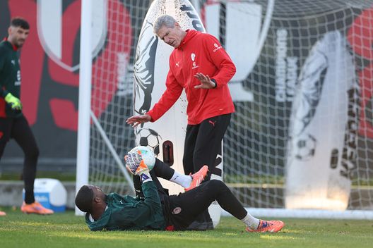 Head coach goalkeeper AC Milan Claudio Filippi e Mike Maignan oggi a Milanello (Photo by Claudio Villa/AC Milan via Getty Images) Oggi a Milanello