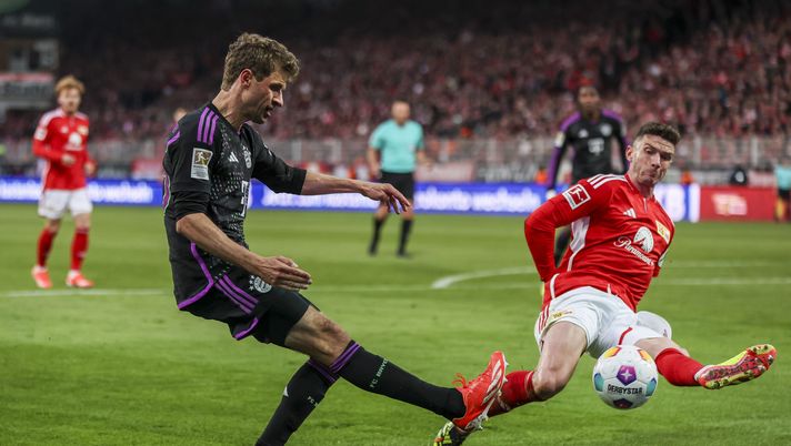 BERLIN, GERMANY - APRIL 20: Thomas Mueller of Bayern Munich kicks the ball whilst under pressure from Robin Gosens of 1.FC Union Berlin during the Bundesliga match between 1. FC Union Berlin and FC Bayern München at An der Alten Foersterei on April 20, 2024 in Berlin, Germany. (Photo by Maja Hitij/Getty Images) Gosens Muller