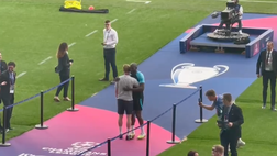 VIDEO FCIN1908 / Vigilia di City-Inter, il saluto tra De Bruyne e Lukaku