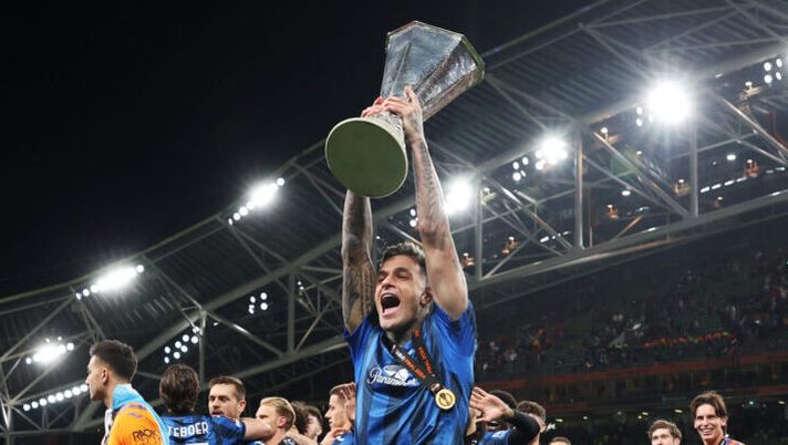 DUBLIN, IRELAND - MAY 22: Gianluca Scamacca of Atalanta BC celebrates with the UEFA Europa League Trophy after his team's victory in the UEFA Europa League 2023/24 final match between Atalanta BC and Bayer 04 Leverkusen at Dublin Arena on May 22, 2024 in Dublin, Ireland. (Photo by Julian Finney/Getty Images) Scamacca: “Ci avrei messo la firma per perdere la Coppa Italia e vincere qui. Gli Europei…” - immagine 1