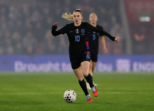 Southampton, Inghilterra - 2 dicembre 2025: Missy Bo Kearns dell'Inghilterra corre col pallone durante l'amichevole tra Inghilterra e Ghana al St Mary's Stadium. (Foto di Andrew Redington/Getty Images) Tristezza in casa Villans: Missy Bo Kearns annuncia di aver perso il bambino durante la gravidanza- immagine 2