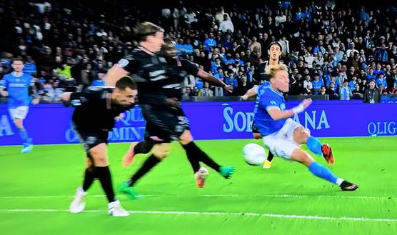Primo tempo a senso unico al Maradona: la Dea bendata premia il Napoli con un meritato raddoppio tramite un autogol di Terracciano. hojlund terracciano napoli cremonese
