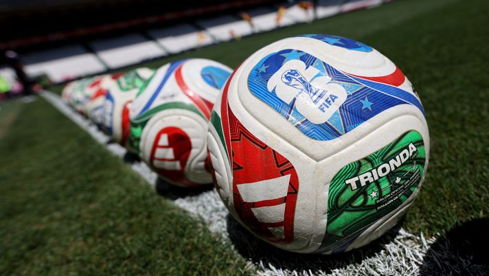 CORDOBA, SPAIN - APRIL 18: A detailed view of the Official Adidas FIFA Trionda match balls lined up on the pitch prior to the 2027 FIFA Women's World Cup Qualifier between Spain and Ukraine at Estadio Nuevo Arcangel on April 18, 2026 in Cordoba, Spain. (Photo by Florencia Tan Jun/Getty Images) mondiale gol