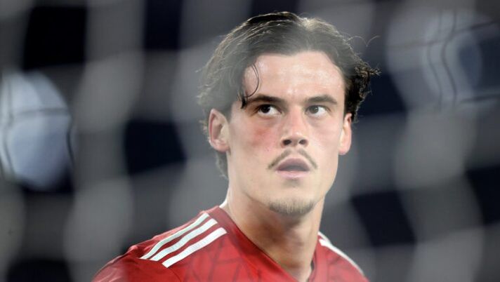 ROME, ITALY - FEBRUARY 22: Mile Svilar of AS Roma looks on during the UEFA Europa League 2023/24 knockout round play-offs second leg match between AS Roma and Feyenoord at Stadio Olimpico on February 22, 2024 in Rome, Italy. (Photo by Paolo Bruno/Getty Images) Gazzetta – Roma, distanza con Svilar per il rinnovo: dall’ultimo rilancio alla sua richiesta - immagine 1