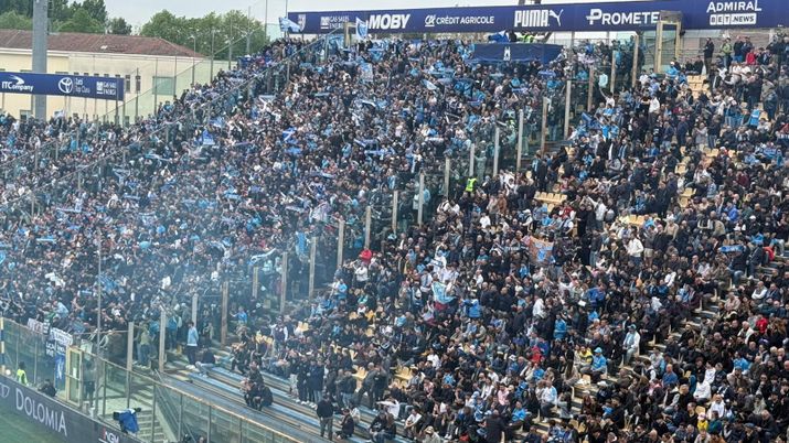 Che colpo d'occhio al Tardini: l'ondata azzurra di tifosi del Napoli riempie l'intero settore ospiti e conquista Parma!