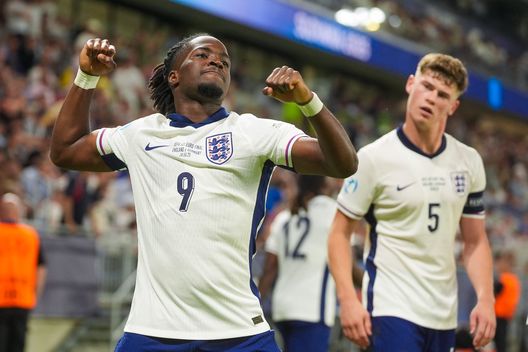 Jonathan Rowe festeggia il terzo gol della sua squadra durante la finale del Campionato Europeo Under 21 UEFA 2025 tra Inghilterra e Germania allo Stadio Nazionale di Calcio il 28 giugno 2025 a Bratislava, Slovacchia. (Foto di Christian Hofer/Getty Images) Calciomercato, tutte le news del 30 luglio 2025- immagine 2