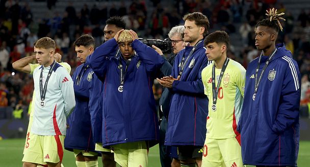 Monaco, Germania - 8 giugno 2025: Lamine Yamal ed i suoi compagni delusi dopo aver perso la finale di Nations League contro il Portogallo. (Foto di Lars Baron/Getty Images) Guti critica Yamal in Nazionale: “Non doveva andare in conferenza stampa col cappellino”- immagine 3