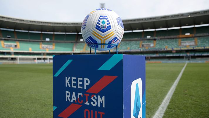 VERONA, ITALY - MARCH 21: The match ball is seen on a plinth with the words 'Keep Racism Out' prior to the Serie A match between Hellas Verona FC and Atalanta BC at Stadio Marcantonio Bentegodi on March 21, 2021 in Verona, Italy. Sporting stadiums around Italy remain under strict restrictions due to the Coronavirus Pandemic as Government social distancing laws prohibit fans inside venues resulting in games being played behind closed doors. (Photo by Emilio Andreoli/Getty Images) serie a casini