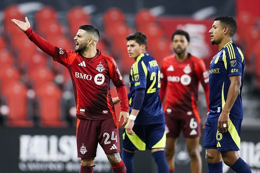 Lorenzo Insigne, numero 24 del Toronto FC, reagisce durante il secondo tempo contro il Nashville SC al BMO Field il 24 maggio 2025 a Toronto, Ontario, Canada Insigne lascia il Canada e sogna l’Italia: tutti i numeri col Toronto- immagine 3
