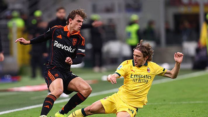 Milan, Italy - February 18: Luka Modric of Ac Milan and Nico Paz of Como 1907 battle for the ball during the Serie A match between AC Milan and Como 1907 at Stadio Giuseppe Meazza (San Siro) on February 18, 2026 in Milan Italy. (Photo by sportinfoto/DeFodi Images/DeFodi via Getty Images) Milan-Como 1-1, le pagelle: Leao supereroe (7,5), Maignan spiritato (4)- immagine 1
