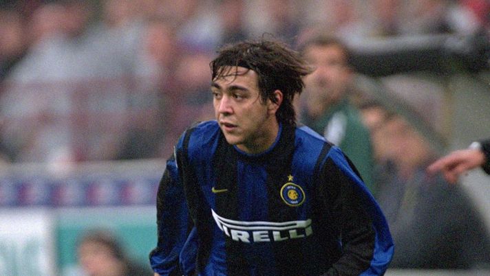 26 Oct 2000: Alvaro Recoba of Inter Milan in action during the UEFA Cup second round first leg match against Vitesse Arnhem played at the San Siro, in Milan, Italy. The match ended in a 0-0 draw. Mandatory Credit: Stuart Franklin /Allsport VIDEO/ Inter-Lecce si avvicina: i social nerazzurri ricordano la magia di Recoba - immagine 1