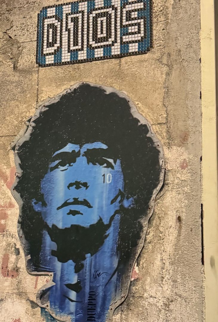 GALLERY Dalma e Giannina Maradona in visita ai quartieri spagnoli: il ricordo di D10S - immagine 3