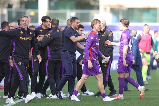 FLORENCE, ITALY - APRIL 27: Head coach Raffaele Palladino manager of ACF Fiorentina and Albert Gudmundsson and Nicolo' Fagioli of ACF Fiorentina celebrates the victory after during the Serie A match between Fiorentina and Empoli at Stadio Artemio Franchi on April 27, 2025 in Florence, Italy. (Photo by Gabriele Maltinti/Getty Images) CorSport consiglia Palladino: “Gudmundsson non faccia il centrocampista aggiunto”- immagine 2
