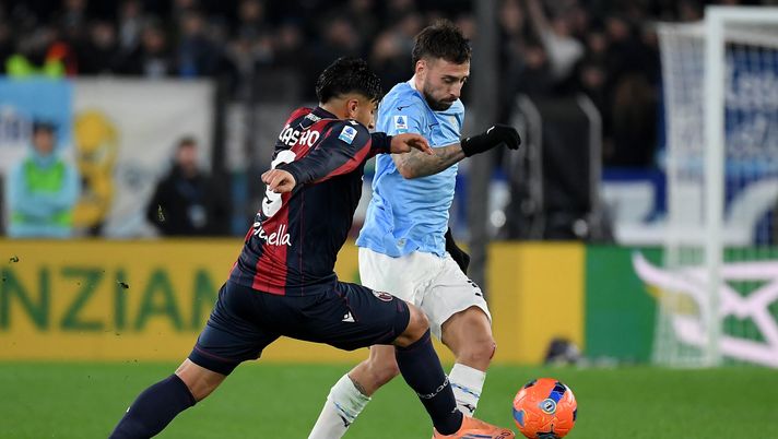 ROME, ITALY - DECEMBER 07: Mario Gila of SS Lazio competes for the ball with Santiago Castro of Bologna FC during the Serie A match between SS Lazio and Bologna FC 1909 at Stadio Olimpico on December 07, 2025 in Rome, Italy. (Photo by Marco Rosi - SS Lazio/Getty Images) Serie A, pari tra Lazio e Bologna all’Olimpico: Odgaard risponde a Isaksen - immagine 1
