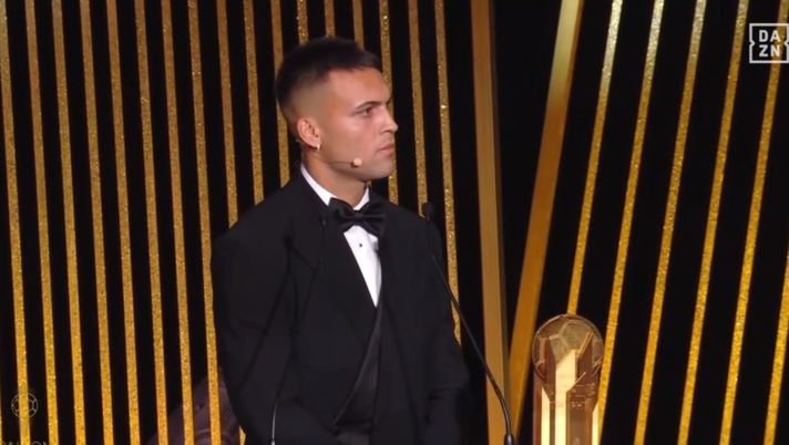 Lautaro: “Si lavora tutti i giorni per vincere trofei”. E consegna il Premio Yachine al Dibu Martinez - immagine 1