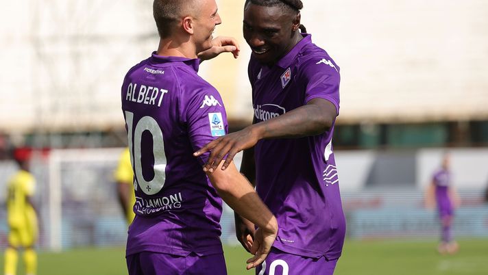 FLORENCE, ITALY - SEPTEMBER 22: Albert Gudmundsson of ACF Fiorentina celebrates after scoring a goal with Moise Kean of ACF Fiorentina during the Serie A match between Fiorentina and SS Lazio at Stadio Artemio Franchi on September 22, 2024 in Florence, Italy. (Photo by Gabriele Maltinti/Getty Images) kean gudmundsson