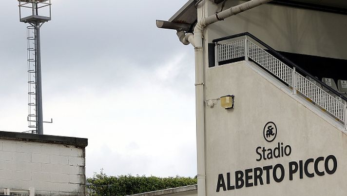 LA SPEZIA, ITALY - APRIL 28: General view outside of the stadium ahead of the Serie A during the Serie A match between Spezia Calcio and AC Monza at Stadio Alberto Picco on April 28, 2023 in La Spezia, Italy. (Photo by Gabriele Maltinti/Getty Images) Serie B, Spezia: gli ultras lasciano una testa di un maiale di fronte al centro sportivo - immagine 1