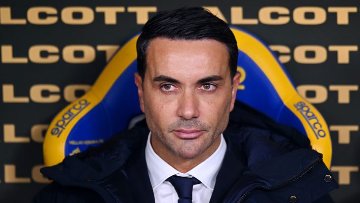 VERONA, ITALY - DECEMBER 06: Raffaele Palladino, Head Coach of Atalanta, looks on prior to the Serie A match between Hellas Verona FC and Atalanta BC at Stadio Marcantonio Bentegodi on December 06, 2025 in Verona, Italy. (Photo by Alessandro Sabattini/Getty Images) Atalanta, Palladino duro con la squadra: “Partite del genere non sono accettabili!” - immagine 1