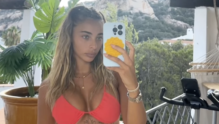 Chiara Frattesi da urlo: bikini mozzafiato per la compagna di Geolier Chiara Frattesi da urlo: bikini mozzafiato per la compagna di Geolier - immagine 1