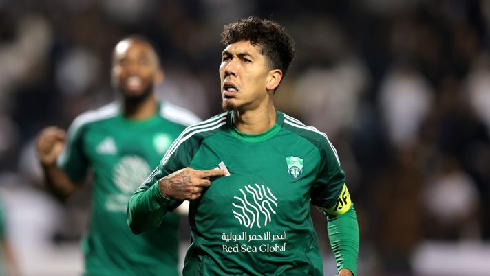 DOHA, QATAR - FEBRUARY 03: Roberto Firmino of Al-Ahli Saudi celebrates scoring his team's first goal during the AFC Champions League Elite match between Al-Sadd and Al-Ahli at Jassim bin Hamad Stadium on February 03, 2025 in Doha, Qatar. (Photo by Mohamed Farag/Getty Images) Dall’Arabia al Qatar, Roberto Firmino è un nuovo giocatore dell’Al-Sadd - immagine 1