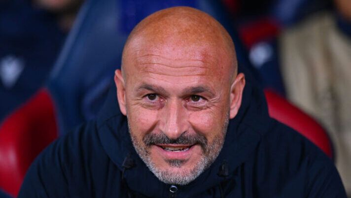BOLOGNA, ITALY - NOVEMBER 27: Vincenzo Italiano, Head Coach of Bologna, looks on ahead of the UEFA Champions League 2024/25 League Phase MD5 match between Bologna FC 1909 and LOSC Lille at Stadio Renato Dall'Ara on November 27, 2024 in Bologna, Italy. (Photo by Alessandro Sabattini/Getty Images) Italiano: “Sta tornando il vero Castro! Così Orsolini era fresco e lucido, Odgaard e Cambiaghi…” - immagine 1