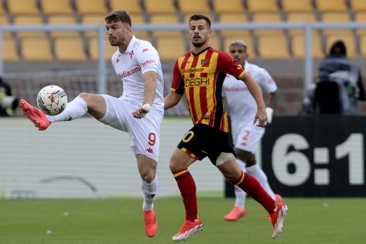 LECCE, ITALY - OCTOBER 20: Ylber Ramadani of Lecce competes for the ball with Lucas Beltràn of Fiorentina during the Serie A match between Lecce and Fiorentina at Stadio Via del Mare on October 20, 2024 in Lecce, Italy. (Photo by Maurizio Lagana/Getty Images) Il vero Beltran grazie alla fiducia di Palladino. E finalmente ha anche un ruolo- immagine 2