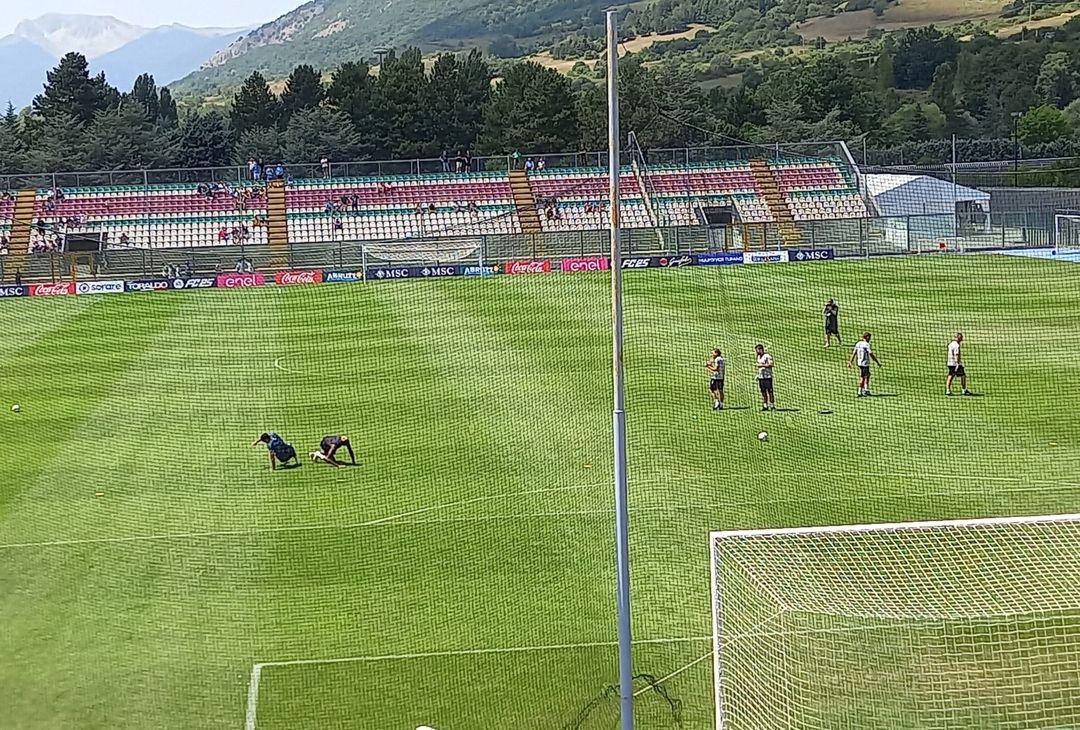 GALLERY Osimhen e Cheddira si sfidano in una gara di tiri in porta - immagine 4