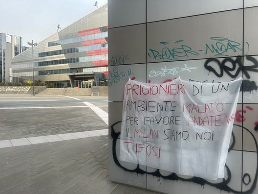 Milan, clima rovente: striscioni durissimi fuori dagli uffici | PM News- immagine 2