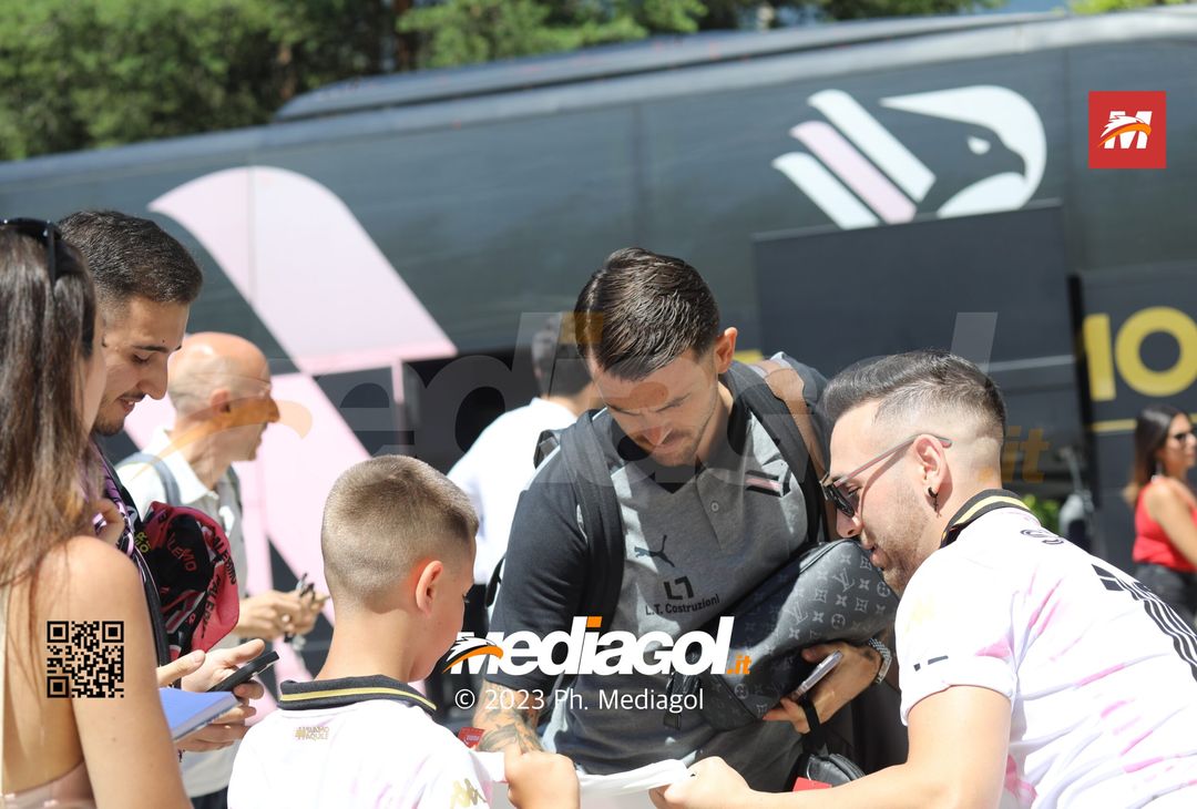 FOTO Palermo, tifosi rosanero accolgono la squadra di Corini in ritiro (GALLERY) - immagine 10