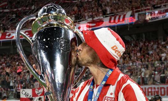 José Ernesto Sosa posa con la coppa del Torneo Clausura di Primera Division appena vinto con l'Estudiantes (vs Racing Club, 14 dicembre)