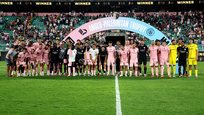 PALERMO, ITALY - AUGUST 09: Players of Palermo FC and Manchester City FC Pre-Season Friendly match between Palermo FC and Machester City FC at Stadio Renzo Barbera on August 09, 2025 in Palermo, Italy. (Photo by Maurizio Lagana/Getty Images) La Repubblica: “A teatro, allo stadio e in piazza la festa per i 125 anni rosanero” - immagine 1