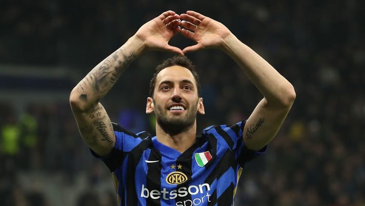 MILANO, ITALIA - 11 MARZO: Hakan Calhanoglu dell'FC Internazionale festeggia il secondo gol della sua squadra durante la partita di ritorno degli ottavi di finale di UEFA Champions League 2024/25 tra FC Internazionale Milano e Feyenoord allo Stadio Giuseppe Meazza, l'11 marzo 2025 a Milano, Italia. (Foto di Marco Luzzani/Getty Images) Calhanoglu